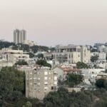 בתים על הכרמל המערבי. ברקע מגדלי פנורמה (צילום: ירון כרמי)