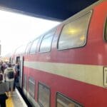 רכבת ישראל – נוסעים עולים בתחנת חיפה – חוף הכרמל (צילום: ירון כרמי)