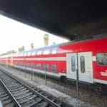 רכבת ישראל – נוסעים עולים בתחנת חיפה – חוף הכרמל (צילום: ירון כרמי)