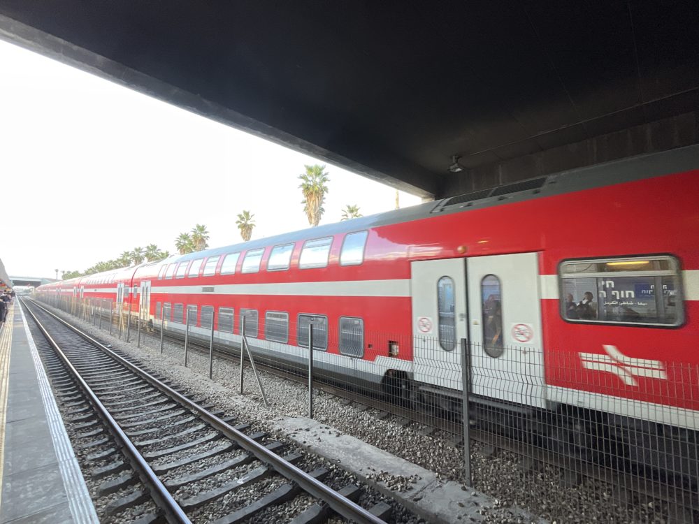 רכבת ישראל - נוסעים עולים בתחנת חיפה - חוף הכרמל (צילום: ירון כרמי)