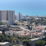 במרכז התמונה – עבודות עפר שהחלו ונעצרו במתחם הבניה של שתית בדרך הים. מימין, עם הגג הכחול, נמצא בית הספר עופר (צילום: ירון כרמי)