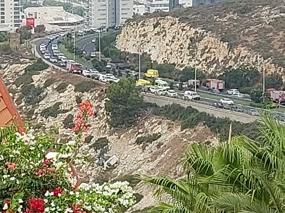 תאונה בדרך פרויד בחיפה - שני רכבים הדרדרו  לוואדי (צילום: אלון מזרחי)