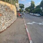 מקטע של מדרכה ששריתה מציינת כי בסופי שבוע הוא תמיד חסום ע״י רכבים • המסע של שריתה כהן בת ה-91, עם ההליכון, במדרכות חיפה (צילום: יונתן גרשון)