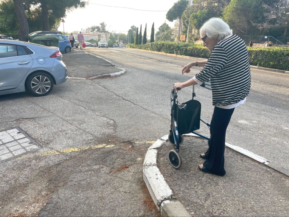 מדרכה שאינה מונגשת - המסע של שריתה כהן בת ה-91, עם ההליכון, במדרכות חיפה (צילום: יונתן גרשון)