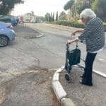 מדרכה שאינה מונגשת – המסע של שריתה כהן בת ה-91, עם ההליכון, במדרכות חיפה (צילום: יונתן גרשון)