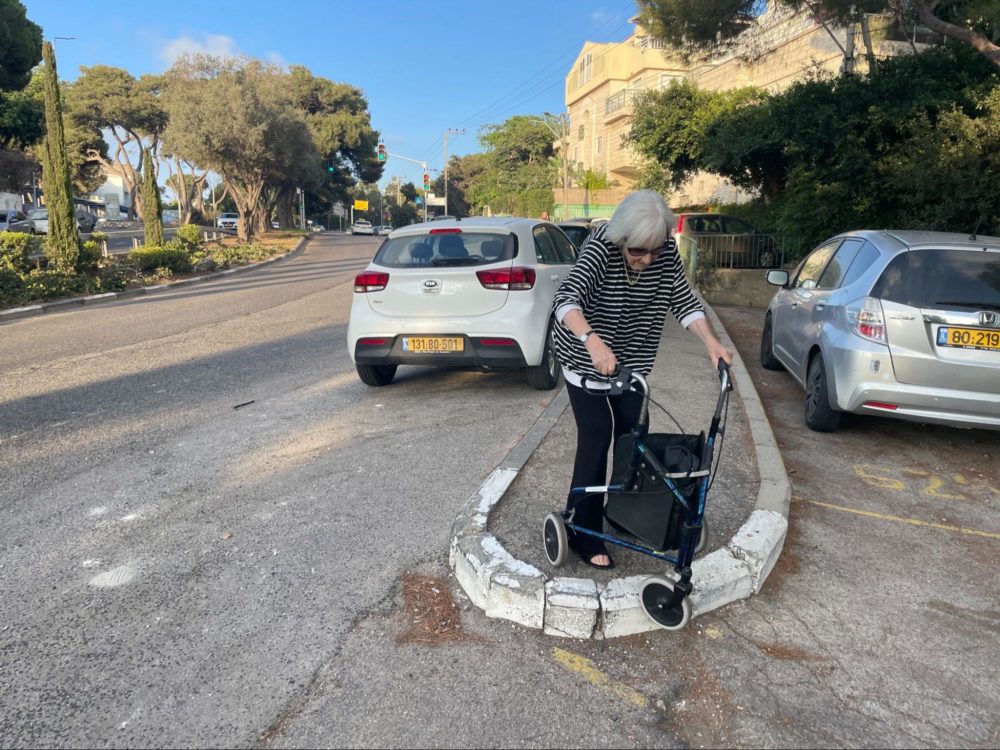 המסע של שריתה כהן בת ה-91, עם ההליכון, במדרכות חיפה (צילום: יונתן גרשון)