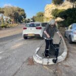 המסע של שריתה כהן בת ה-91, עם ההליכון, במדרכות חיפה (צילום: יונתן גרשון)