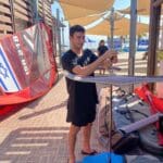 הגולשים מרכיבים ציוד • אליפות ישראל בגלישה אולימפית על דגם IQ-FOIL • חיפה 2022 ההכנות לזינוק הראשון (צילום: שרון גזית)