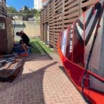 הגולשים מרכיבים ציוד • אליפות ישראל בגלישה אולימפית על דגם IQ-FOIL • חיפה 2022 ההכנות לזינוק הראשון (צילום: שרון גזית)