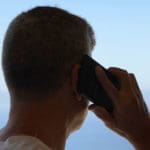 גבר מדבר בטלפון – סמארטפון (צילום: ירון כרמי)