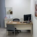 חדר קבלה אצל קלינאי שמיעה מוסמך • שטיינר מכשירי שמיעה • סניף חדש, גדול ומתקדם נפתח במרכז המסחרי ברחוב איינשטיין 139 (צילום: חי פה-TV)