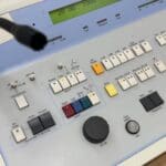 חדר הבקרה על בדיקות השמיעה • שטיינר מכשירי שמיעה • סניף חדש, גדול ומתקדם נפתח במרכז המסחרי ברחוב איינשטיין 139 (צילום: חי פה-TV)