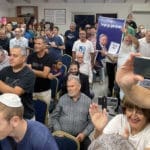 קהל תומכים עם איתמר בן גביר בכנס בחירות בבית הכנסת בקריית שמואל – חיפה (צילום: ירון כרמי – חי פה)