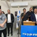 איתמר בן גביר מסיים את כנס הבחירות בשירת ההימנון (צילום: ירון כרמי – חי פה)