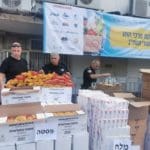 חלוקת חבילות מזון לחג – (צילום: סמר עודה כרנתינג'י)