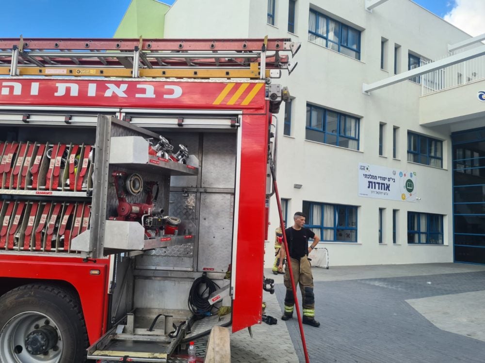 שריפה בבית ספר "אחדות" בקרית מוצקין (צילום: כבאות והצלה)