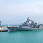 משחתת טורקית ענקית במפרץ חיפה – frigate TCG Kemalreis (F-247) 030922 (צילום: ורהפטיג ונציאן – נמל חיפה)