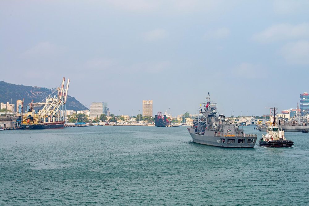 משחתת טורקית ענקית במפרץ חיפה - frigate TCG Kemalreis (F-247) 030922 (צילום: ורהפטיג ונציאן - נמל חיפה)