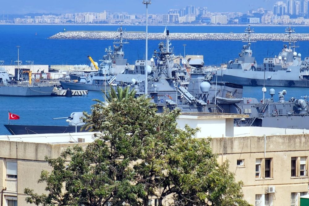 משחתת טורקית ענקית בנמל חיפה - frigate TCG Kemalreis (F-247) - מבט מהדר הכרמל (צילום: יוסף הירש)