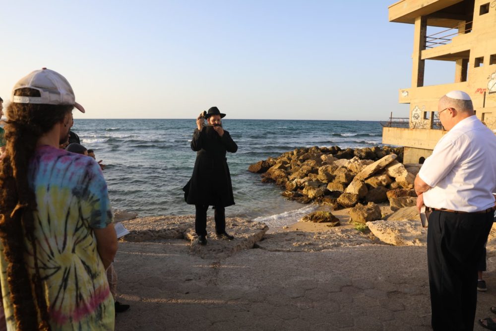 מצוות "תשליך" בחוף בת גלים בחיפה (צילום: דרור שמילוביץ)