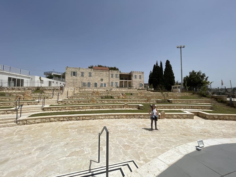 נגה כרמי באנדרטה לזכר הדרוזים - הדרכה על יצירת כתבות (צילום: ירון כרמי)