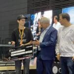 דורו אמיר ויעקב פרץ מעניקים פרס באליפות הסייבר של ישראל בקריית אתא 26/10/22 (צילום: ירון כרמי)