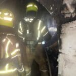 לוחמי האש בדירה שנשרפה – אשה נספתה בשרפה בדירה בטבעון (צילום: כבאות והצלה)