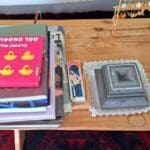 ספרים והגות בבית מינה בן נון (צילום: רחלי אורבך)