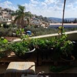 גינת הירק שבמרפסת הצופה אל נוף עוספיא • ביתה של מינה בן נון (צילום: רחלי אורבך)