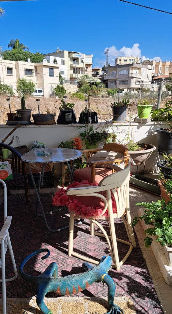 פינת הישיבה במרפסת ביתה של מינה בן נון (צילום: רחלי אורבך)