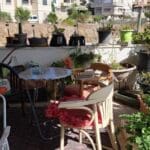 פינת הישיבה במרפסת ביתה של מינה בן נון (צילום: רחלי אורבך)