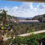 חלק מגינת הירק והנוף הניבט מהמרפסת • ביתה של מינה בן נון (צילום: רחלי אורבך)