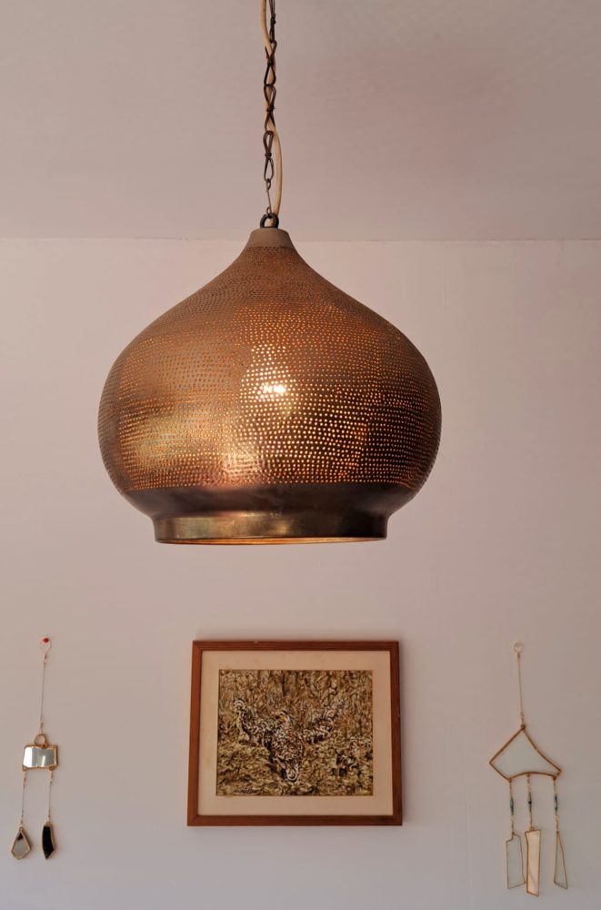 מנורת תיקרה שיצר אמן ייחודי בדהב-סיני • ביתה של מינה בן נון (צילום: רחלי אורבך)