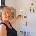 תכשיטי קיר בבית מינה בן נון (צילום: רחלי אורבך)