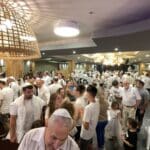 התכנסות לאחר צאת הכיפורים • הרב יהודה גינזבורג – צאת יום הכיפורים (צילום: חי פה-TV)