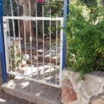שער – כניסה – גינה (צילום: חי פה בשטח)