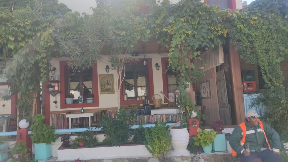 בית קפה קטן בעיירה זיא באי קוס - יוון (צילום: מיכל גרובר)