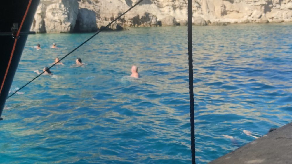 שוחים לצד הספינה - הפלגת שלושת האיים מהאי קוס - יוון (צילום: מיכל גרובר)