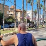 שדרות בת גלים, אווירה תוססת וקהל מבקרים מגוון (ציור וצילום: יוסי לובלסקי)