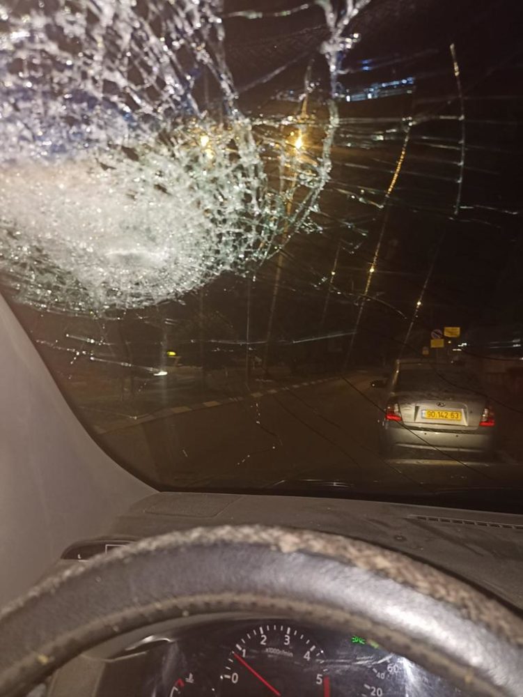 רכב שנפגע מיידוי אבנים בג׳יסר א-זרקא (צילום: משטרת ישראל)