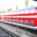 רכבת ישראל – נוסעים עולים בתחנת חיפה – חוף הכרמל (צילום: ירון כרמי)