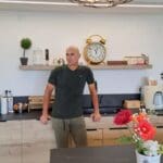 אמנון לוין במטבחו הנקי – בית ללא גלוטן (צילום: רחלי אורבך)