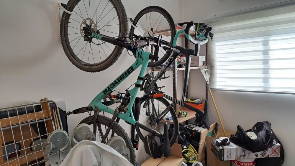 אופני השטח - תלויים בחדר המיועד עבורם- בית ללא גלוטן (צילום: רחלי אורבך)