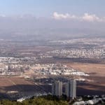 בז"ן – בתי הזיקוק לנפט – חיפה. מימין – קרקעות הצפון (צילום: ירון כרמי)