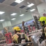 לוחמי האש פועלים בגרנד קניון בחיפה בעקבות עשן שעלה מגוף תאורה (צילום: כבאות והצלה)