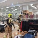 לוחמי האש פועלים בגרנד קניון בחיפה בעקבות עשן שעלה מגוף תאורה (צילום: כבאות והצלה)
