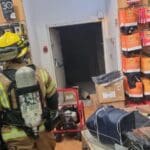 לוחמי האש פועלים בגרנד קניון בחיפה בעקבות עשן שעלה מגוף תאורה (צילום: כבאות והצלה)