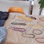 תיקים ושרשראות – יעוץ ניהול מחלה אונקולוגית מחד ומאידך עדיים (צילום: רחלי אורבך)