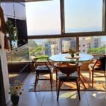 פינת האוכל מול הנוף הקסום של הר הכרמל – יעוץ ניהול מחלה אונקולוגית מחד ומאידך עדיים (צילום: רחלי אורבך)