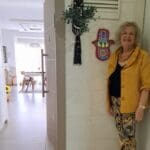 דליה מגל בפתח מעונה – בבית יעוץ ניהול מחלה אונקולוגית מחד ומאידך עדיים (צילום: רחלי אורבך)